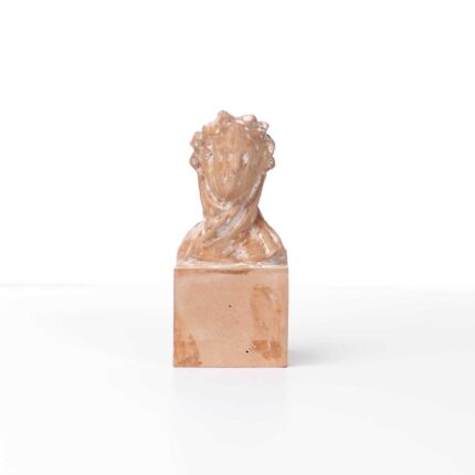 Veiled woman (6x6x14cm)