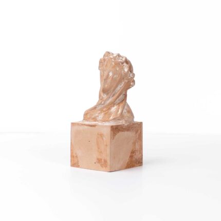 Veiled woman (6x6x14cm)