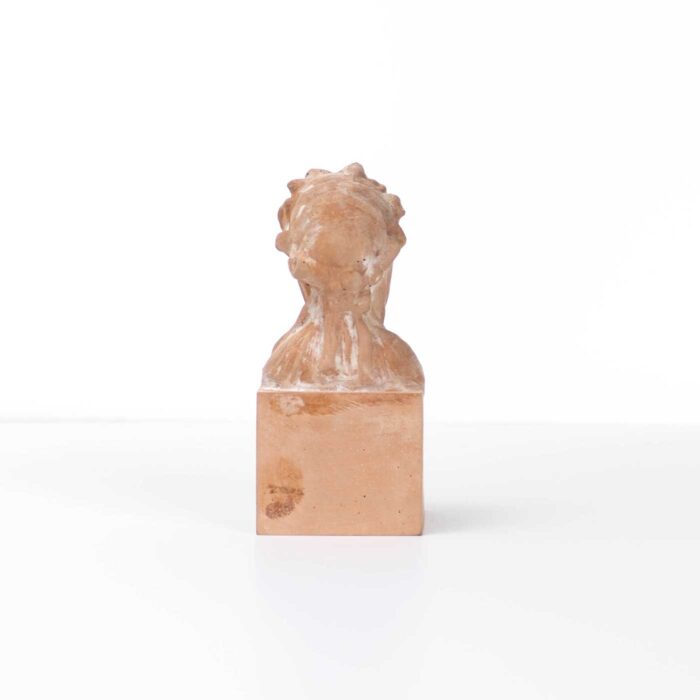 Veiled woman (6x6x14cm)
