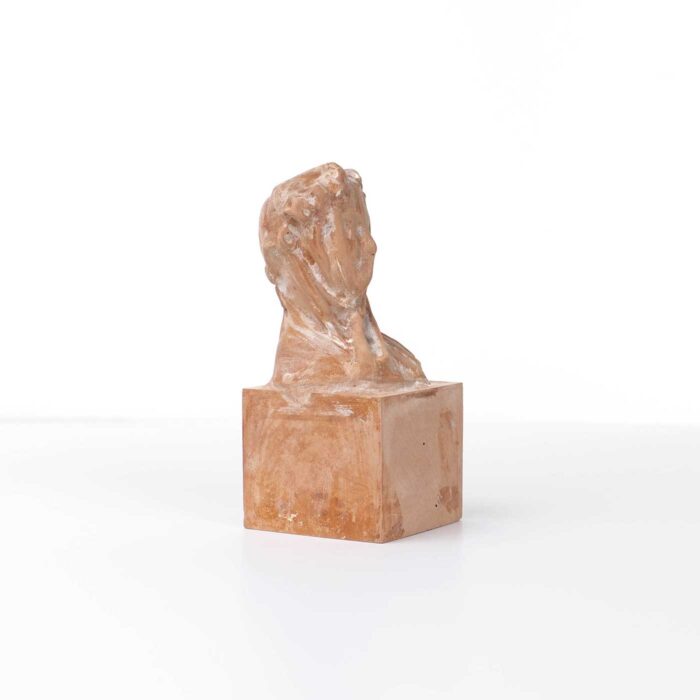 Veiled woman (6x6x14cm)