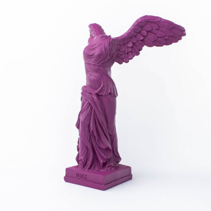 Βιολετί άγαλμα  της Νίκης της Σαμοθράκης