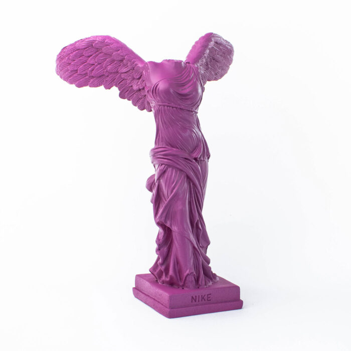 Βιολετί άγαλμα  της Νίκης της Σαμοθράκης